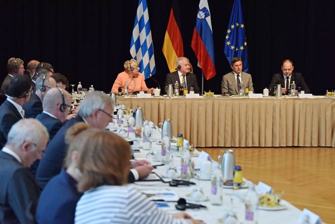 Slovenian president Borut Pahor and Minister-President of the Free State of Bavaria Horst Seehofer at a round-table discussion on Economy 4.0 and Digital Technology in Slovenia and Bavaria